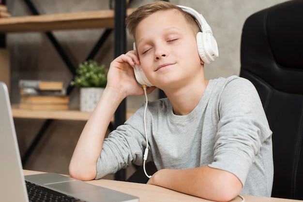 Мальчик слушает музыку в офисе