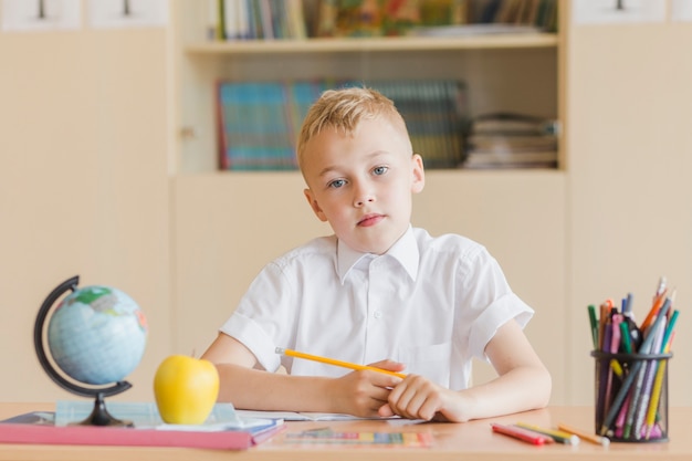 レッスン中にカメラを見ている少年