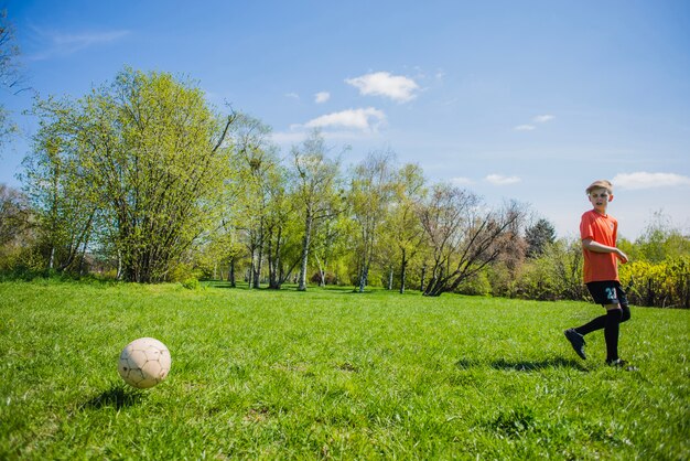Мальчик смотрит на футбольный мяч