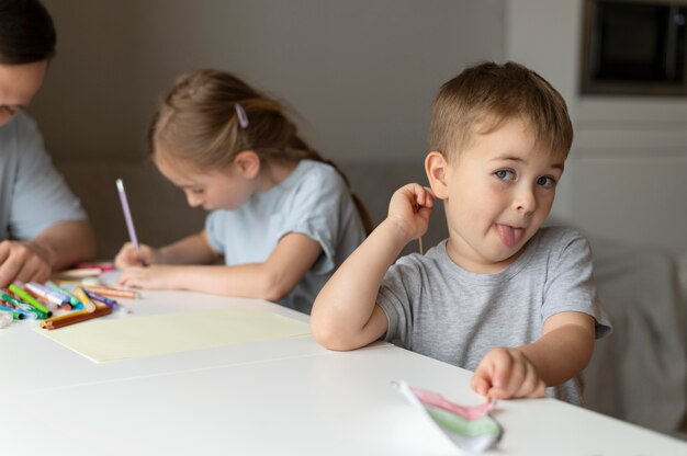 姉と父の隣で愚かな顔をしている少年