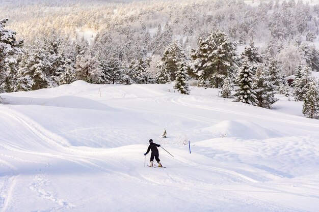 ノルウェー、Strynスキー場の山の斜面の少年