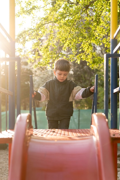 Ragazzo nel parco a giocare