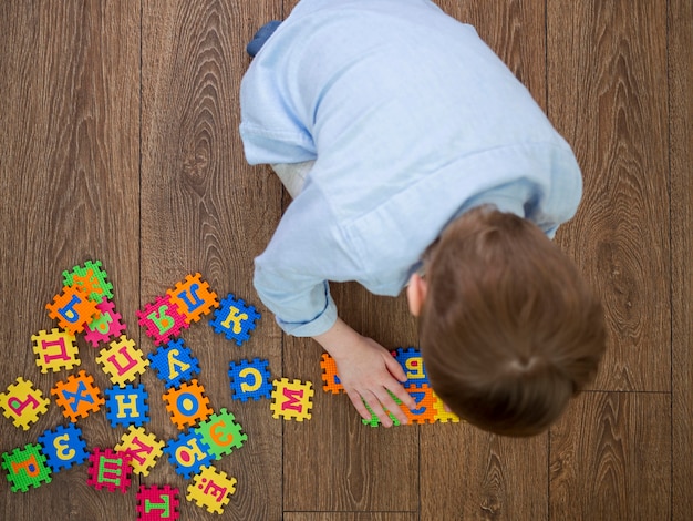 Foto gratuita ragazzo che gioca con il gioco dell'alfabeto