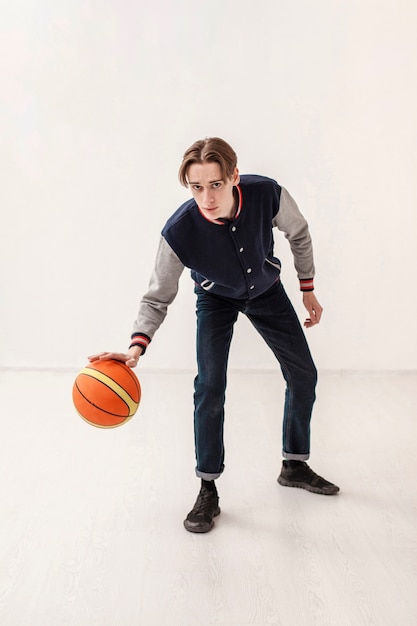 Мальчик играет с баскетбольным мячом