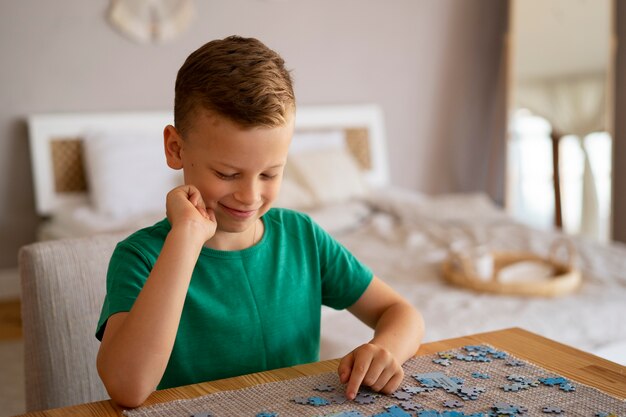 頭の体操のおもちゃで遊ぶ少年