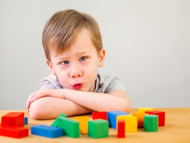 カラフルな形のゲームで遊ぶ少年