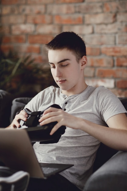 Foto gratuita ragazzo che gioca con la cuffia avricolare di vr a casa