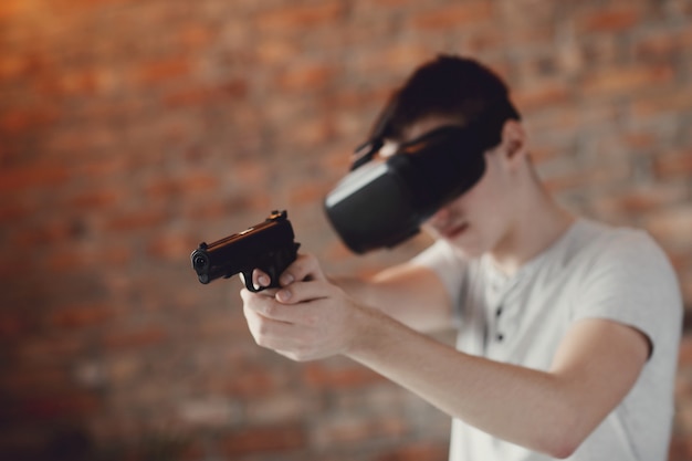 Ragazzo che gioca con la cuffia avricolare di vr a casa