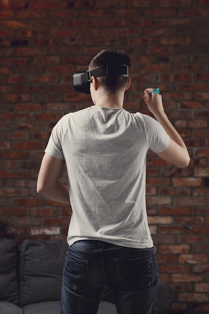 Free photo boy playing with vr headset at home