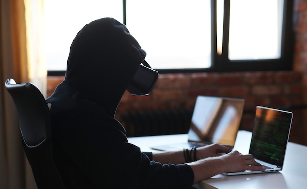 Free photo boy playing with vr headset and laptop