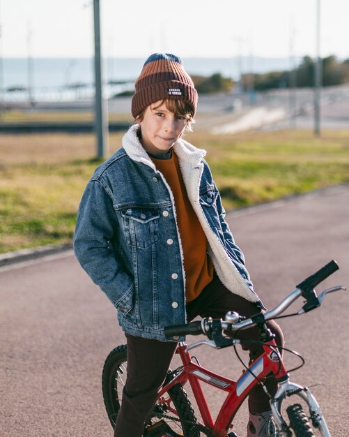 街で自転車に乗ってポーズをとる少年