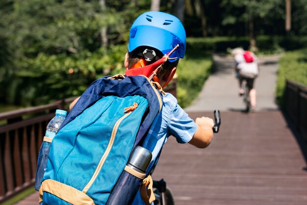 公園に自転車に乗っている男の子