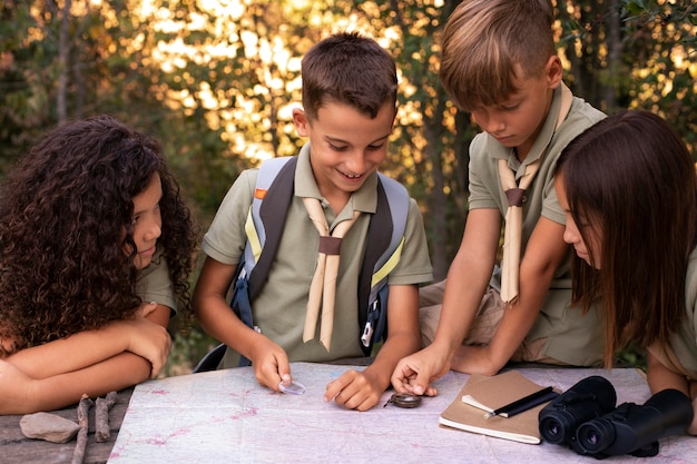 Foto gratuita i boy scout trascorrono del tempo nella natura