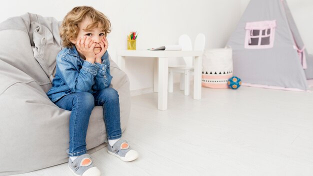 自宅のソファーに座っている男の子