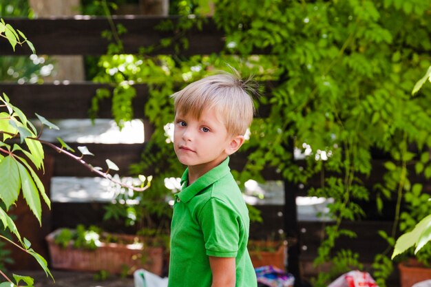 녹색 정원에 서있는 소년