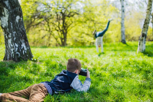 彼の妹の写真を撮っている少年