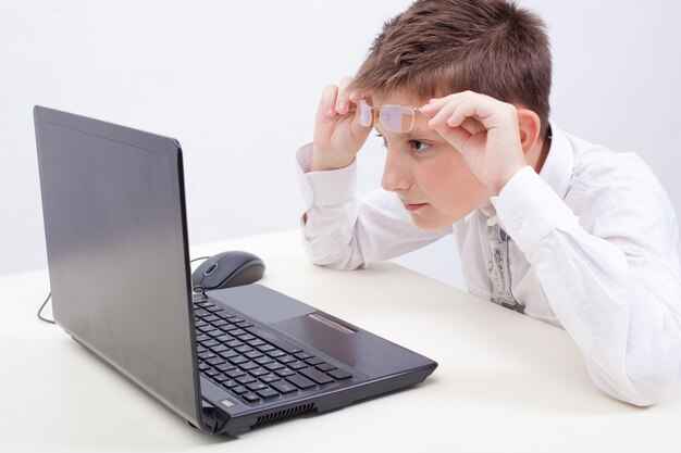 Мальчик, используя свой портативный компьютер