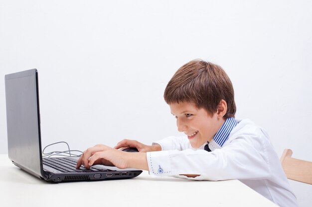 Мальчик, использующий свой портативный компьютер