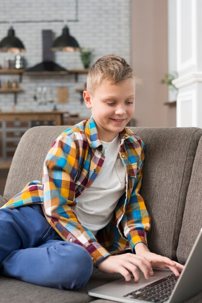 Мальчик с ноутбуком на диване