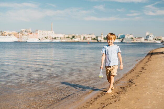 海岸線を歩いている少年