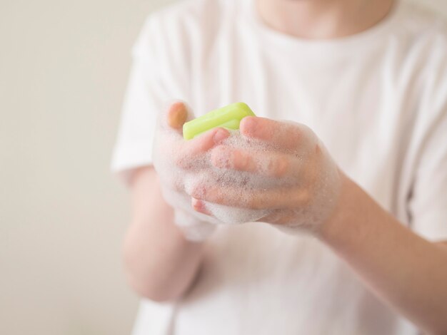 石鹸で手を洗う少年