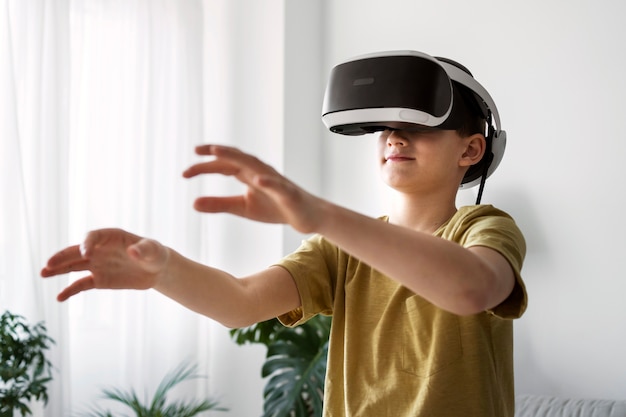 Foto gratuita ragazzo che indossa occhiali vr colpo medio