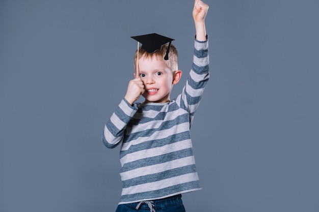 学問の帽子を持つ少年