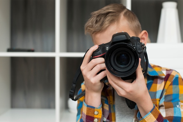 Ragazzo con la macchina fotografica