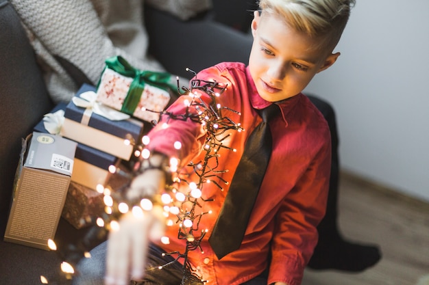 無料写真 クリスマスライト付きの男の子