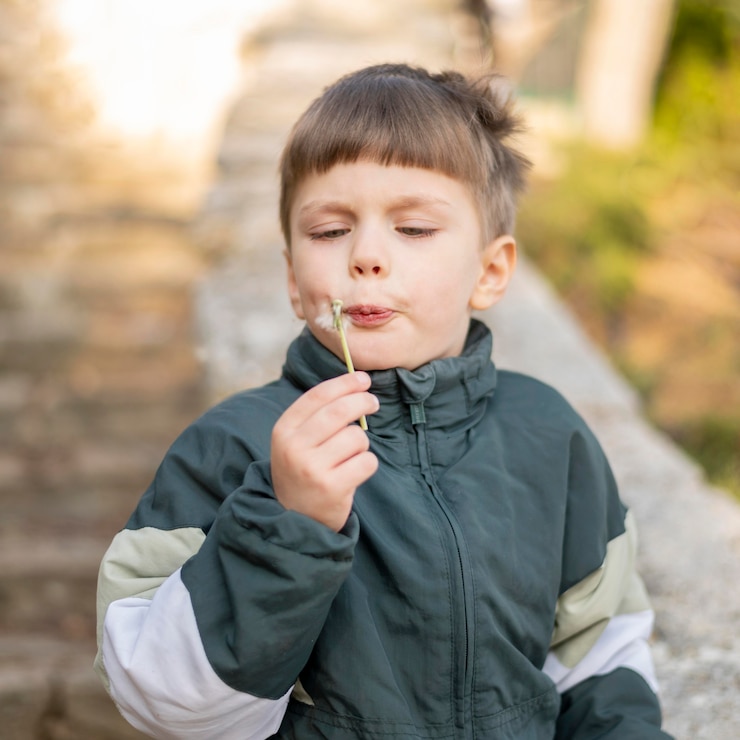 Free Photo boy with dandelion
