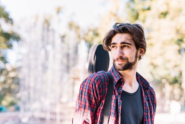 Foto gratuita ragazzo con la chitarra elettrica