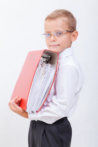 Бесплатное фото Мальчик с папками