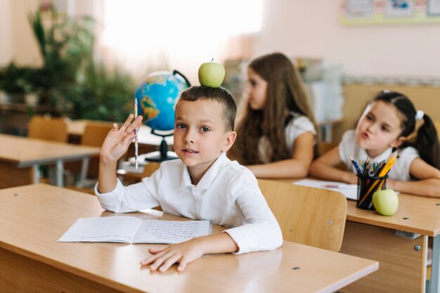 クラスで手を携えている少年