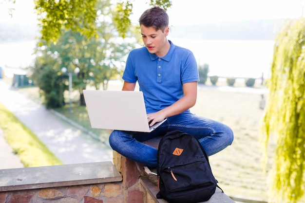 Мальчик с ноутбуком в парке