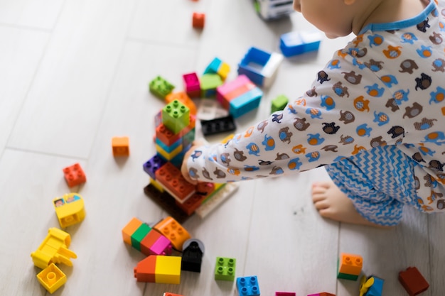 カラフルな建物のキットで遊んでいるママと少年