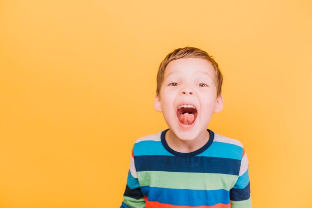 遊び心のある表現の少年