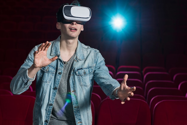 Foto gratuita ragazzo con occhiali vr nel cinema