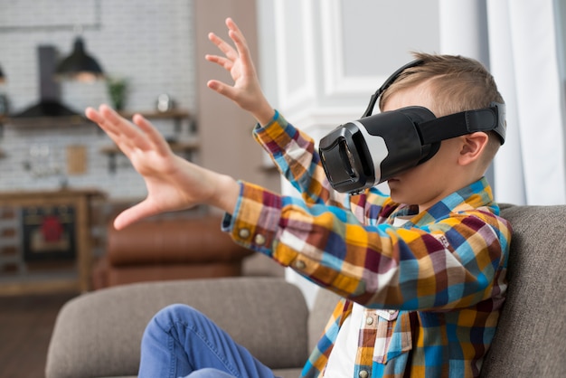 Free photo boy with vr headset