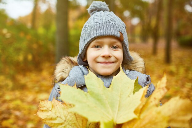 Мальчик с желтыми листьями