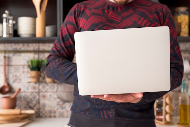 Ragazzo che lavora al computer portatile grigio