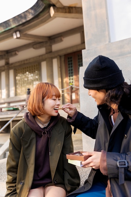 데이트 중에 여자 친구에게 초콜릿 과자를주는 남자 친구