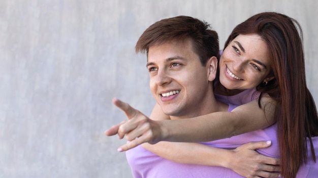 Foto gratuita il ragazzo e la ragazza sono affettuosi all'aperto