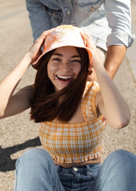 Foto gratuita ragazzo e ragazza che hanno divertimento all'aperto