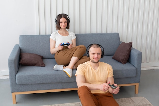 Парень и девушка играют в видеоигры