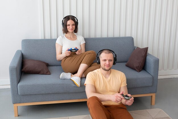비디오 게임을하는 남자 친구와 여자 친구