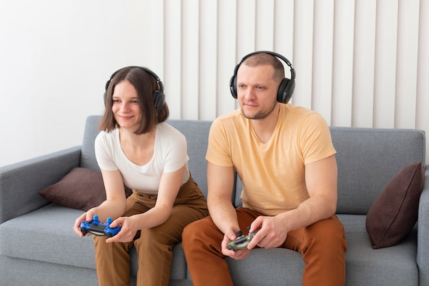 Free photo boyfriend and girlfriend playing videogames