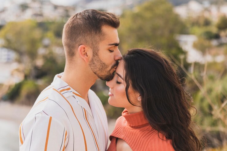Free Photo boyfriend kissing girl on forehead