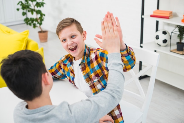 ハイファイブをしている男の子たち