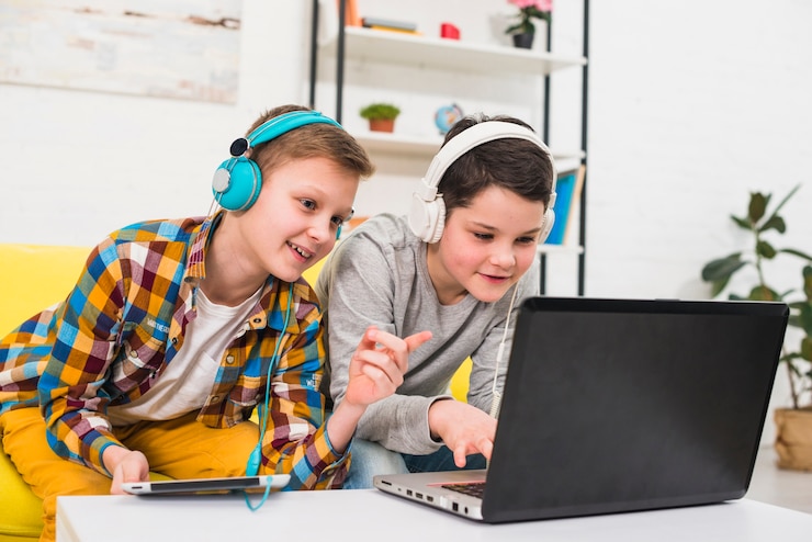Free Photo boys gaming