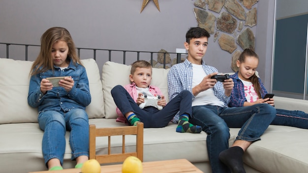 スマートフォンを使ってビデオゲームや女の子を遊ぶ男の子